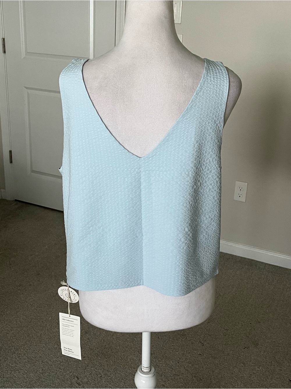 NWT Vuori St Villa Textured V-Neck Tank in Medium and XL in Color Light Mist - Picture 2 of 11
